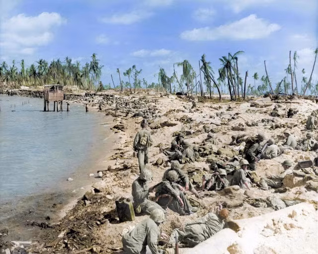 Binh sĩ Mỹ tranh thủ nghỉ ngơi ngay trên bãi biển trong thời gian diễn ra trận chiến Tarawa năm 1943. Khoảng 4.600 lính Mỹ và Nhật Bản thiệt mạng trong trận chiến đẫm máu này.