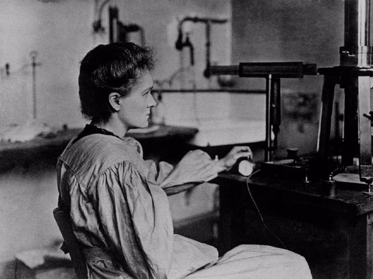 Trong số này, nguyên tố polonium được nhà khoa học Marie Curie đặt tên để tưởng nhớ quê hương Ba Lan - nơi bà chào đời. Nhờ thành tựu này, Marie Curie được trao giải Nobel Hóa học vào năm 1911.