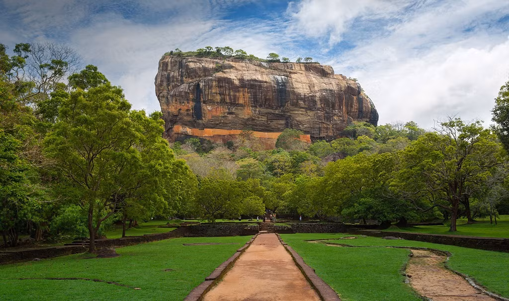  Núi đá nguyên khối Sigiriya là một trong những địa điểm du lịch nổi tiếng nhất Sri Lanka. Nơi đây được người dân coi là kỳ quan thứ 8 thế giới.