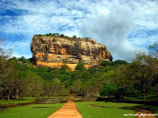 Trải qua hàng ngàn năm, kiến trúc cổ xưa trên đỉnh núi đá nguyên khối Sigiriya còn khá nguyên vẹn.