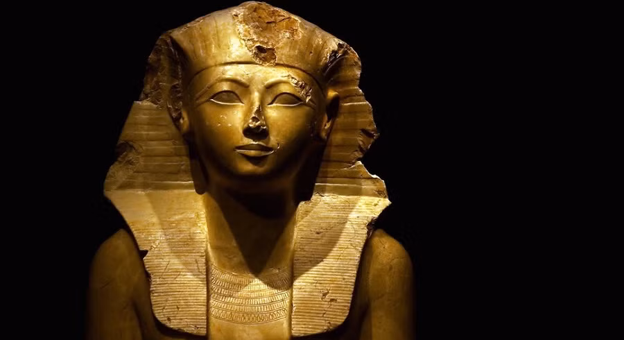 Trong thời gian làm Nữ hoàng, Hatshepsut đóng vai trò quan trọng trong vương triều khi phụ trách các nghi lễ văn hóa, tôn giáo. Bà hoàng này được xem như một nữ tu cao cấp của đất nước. Do đó, bà được quần thần và dân chúng sùng bái, tôn trọng và yêu quý.