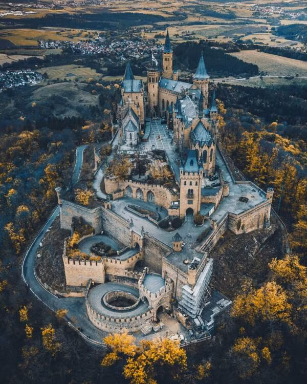Trong suốt nhiều thập kỷ sau đó, lâu đài cổ kính Hohenzollern trải qua nhiều biến cố thăng trầm khi bị hư hại nặng hoặc bị một số thế lực chiếm đóng khi diễn ra các cuộc chiến ở Đức và châu Âu.