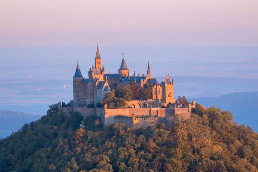 Theo các chuyên gia, lâu đài Hohenzollern được nhắc đến lầu đầu tiên năm 1267 trong một văn kiện của tu viện Stetten. Công trình được các kiến trúc sư thiết kế theo phong cách Gothic.