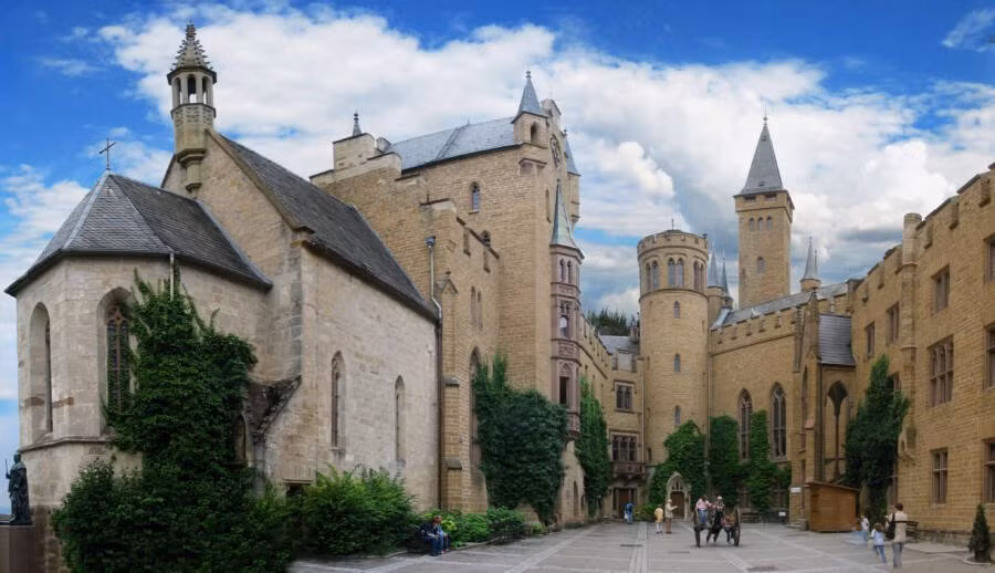 Hàng năm, hàng trăm nghìn du khách ghé thăm lâu đài Hohenzollern để chiêm ngưỡng công trình cổ kính này được mây bao phủ tạo nên cảnh tượng ngoạn mục cũng như tìm hiểu về lịch sử, kiến trúc.