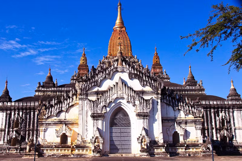 Trong số gần 2.000 ngôi đền hiện còn ở Bagan, Ananda là một trong những kiến trúc bề thế và ấn tượng nhất. Công trình này gây ấn tượng với du khách bởi 4 tượng Phật lớn bằng vàng đặt ở 4 hướng.