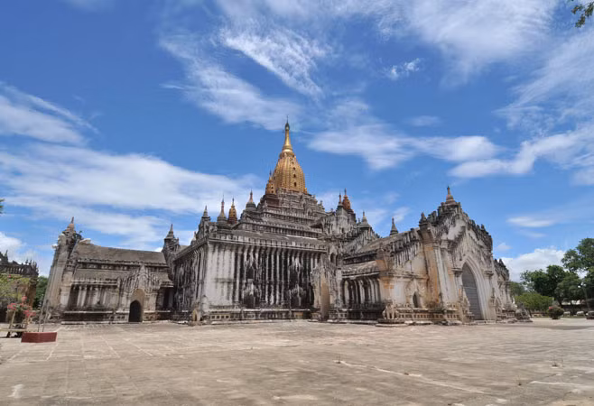 Bốn bức tượng Đức Phật đặt ở bốn hướng là những Đức Phật đã đạt được cõi Niết bàn.