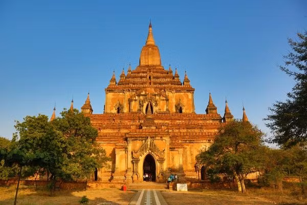 Các bức tường, trên trần của ngôi đền Sulamani được các nghệ nhân thời xưa trang trí bằng những bức tranh tinh xảo và công phu.
