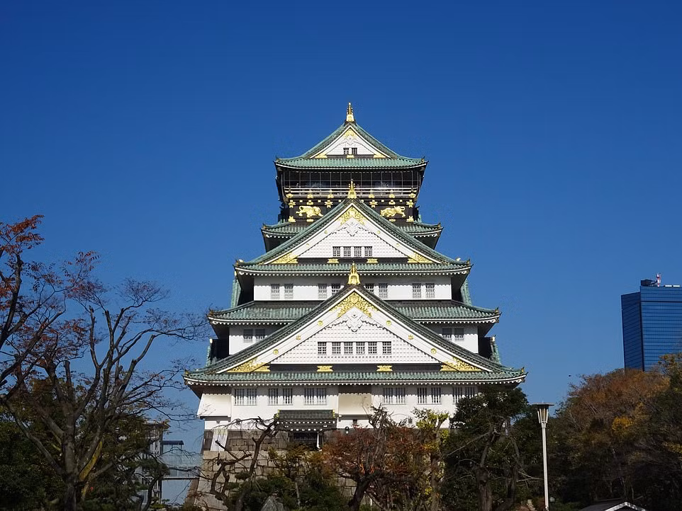 Lâu đài Osaka ở Nhật Bản được xây dựng vào năm 1583 và nằm trên diện tích 61.000 m2. Kiến trúc cổ kính của lâu đài thu hút sự quan tâm của giới nghiên cứu cũng như du khách.