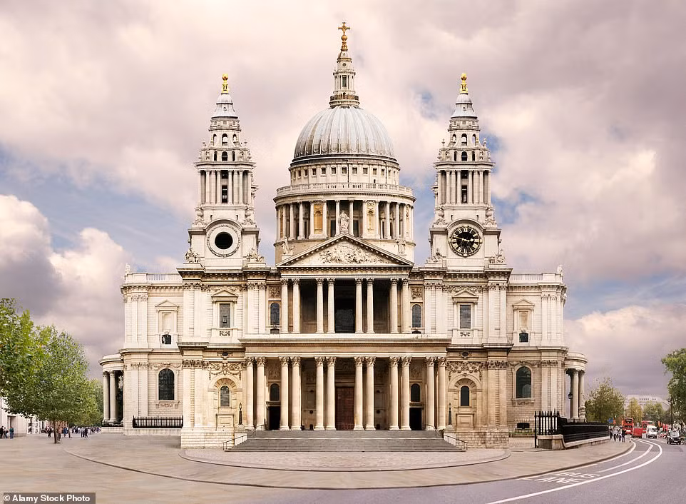 Nhà thờ St Paul nằm ở thủ đô London, Anh được các chuyên gia đánh giá nằm trong top đầu những công trình kiến trúc nổi tiếng nhất thế giới. Công trình này được xây dựng theo tỉ lệ vàng vô cùng cân xứng và được trang trí tuyệt đẹp.