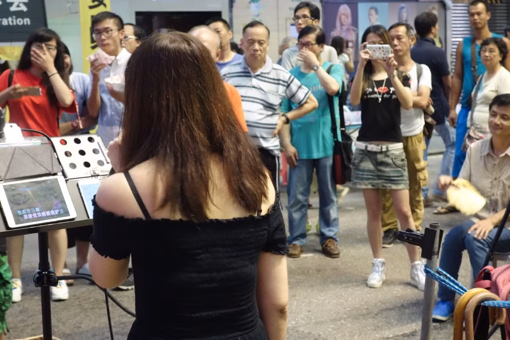 Karaoke diễn ra ở mọi nơi, thậm chí cả trong taxi. Năm 2003, tại lễ hội âm nhạc Knebworth, Anh quốc, danh ca Robbie Williams và 120.000 ca sĩ khác đã ghi vào sách kỷ lục Guinness khi tạo ra sự kiện karaoke lớn nhất thế giới. Karaoke Carpool - tiết mục thuộc chương trình The Late Late Show with James Corden cũng thu hút đông đảo lượt xem trên toàn cầu.