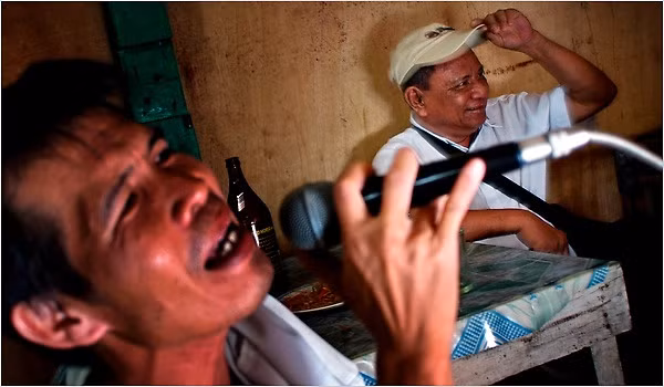 Tại Philippines, ngày 8/10/2020, thị trưởng Manila, ông Isko Moreno thông báo cấm hoạt động karaoke vào ban ngày tại thủ đô. Lệnh được công bố trên tài khoản mạng xã hội của chính trị gia này, kèm ảnh chụp ông ký Sắc lệnh số 8688. Lệnh cấm áp dụng trong khoảng thời gian 7-17h, các ngày từ thứ 2 đến thứ 7 hàng tuần. Những người vi phạm sắc lệnh lần đầu bị phạt 20 USD. Mức phạt cho các lần tiếp theo là 41 USD và 62 USD.