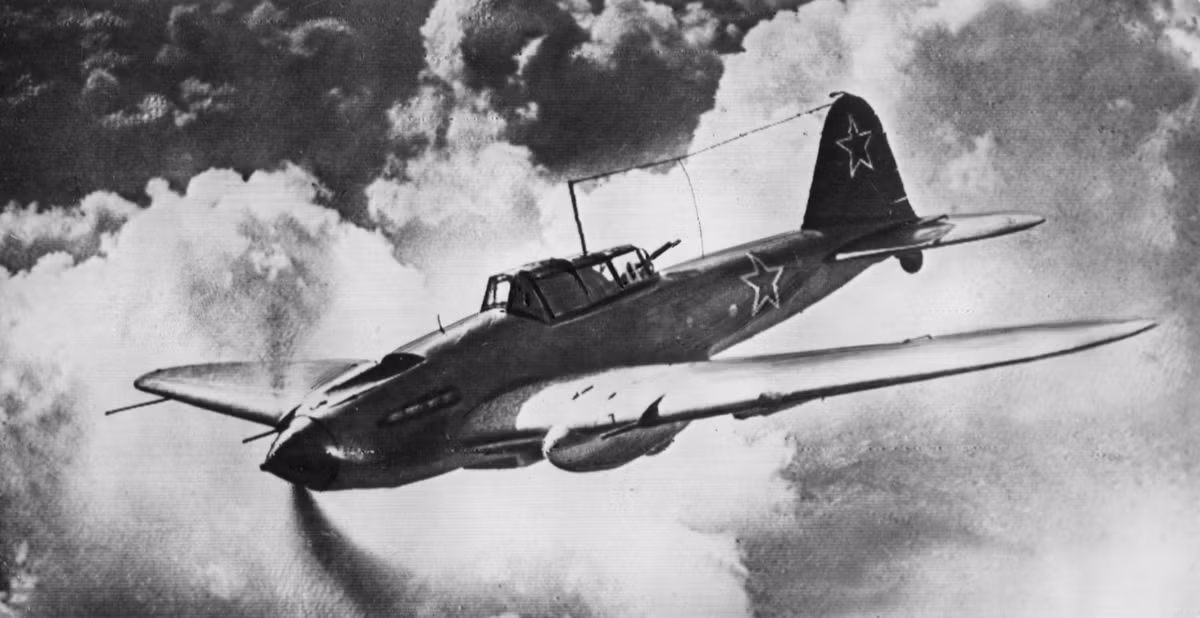 Sau một thời gian xem xét, Trung tướng Mikhail Gromov, chỉ huy tập đoàn quân đổ bộ đường không số 1, chấp thuận cho phi công Leonov quay trở lại làm phi công. Tuy nhiên, ông không tham gia các cuộc không chiến như trước. Thay vào đó, phi công Leonov gia nhập phi đội liên lạc 33 và lái máy bay đa dụng U-2 (Po-2) làm nhiệm vụ chuyển thư từ, ấn phẩm cho sở chỉ huy.