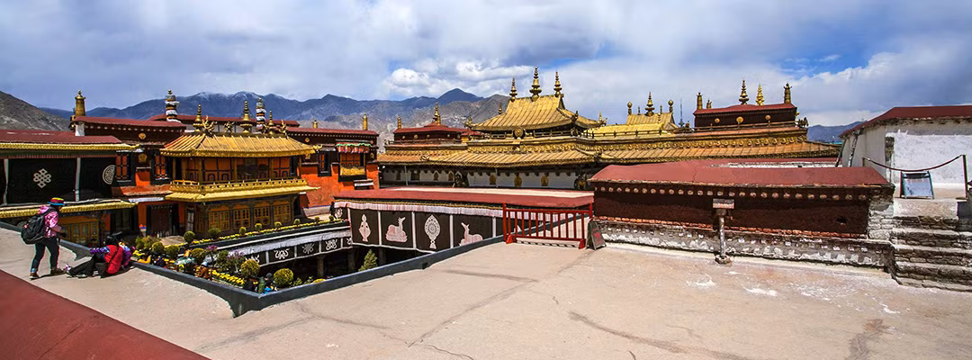 Chùa Jokhang còn gây ấn tượng với du khách bởi những tác phẩm điêu khắc và các bức họa tôn giáo độc đáo.