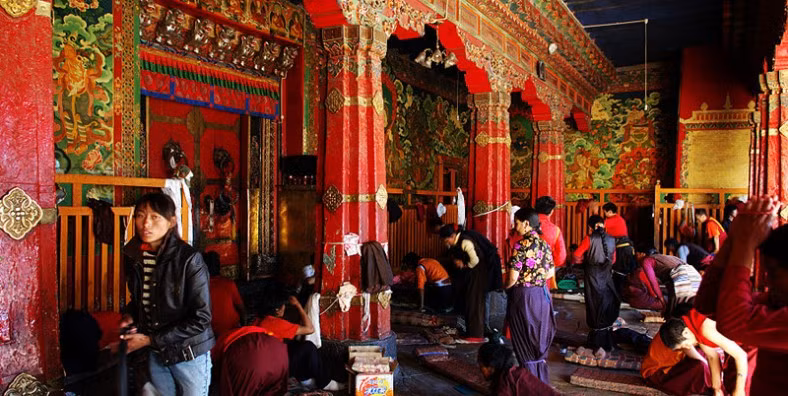 Mỗi năm, hàng ngàn người tới chùa Jokhang để chiêm bái, vãn cảnh cũng như tìm hiểu kiến trúc, lịch sử của công trình tôn giáo nổi tiếng Tây Tạng.