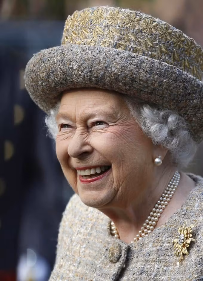 Nhiều người dân ở các nước trên thế giới bày tỏ sự ngưỡng mộ khi Nữ hoàng Elizabeth II là người đứng đầu một tôn giáo - giáo hội Công giáo ở Anh. Đây là quốc giáo đầu tiên được thành lập ở Anh sau khi Vua Henry VIII tách khỏi Giáo hội La Mã vào thế kỷ thứ 16.