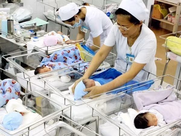 Thuc hu thong tin sinh con mot be duoc mien giam hoc phi
