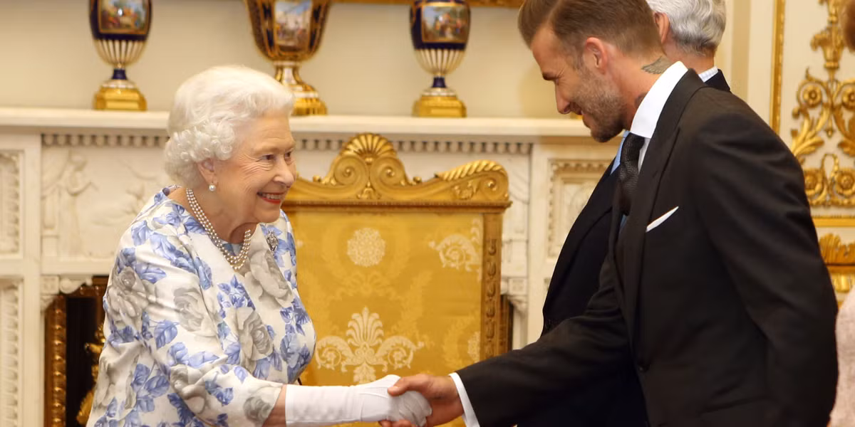 David Beckham là một cầu thủ bóng đá xuất sắc và là biểu tượng thể thao nổi tiếng thế giới. Với những đóng góp to lớn cho bóng đá xứ sở sương mù, Nữ hoàng Anh Elizatheth II đích thân trao Huân chương cao quý OBE cho cầu thủ bóng giá này.