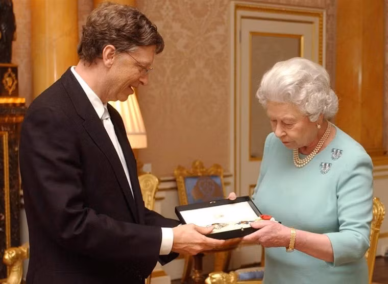 Tỷ phú Bill Gates là một trong những người giàu nhất thế giới và có sự nghiệp thành công tại Microsoft. Với những đóng góp to lớn cho giới doanh nghiệp nước Anh, Nữ hoàng Elizatheth II phong tước Hiệp sĩ Đế chế Anh (KBE) cho ông.