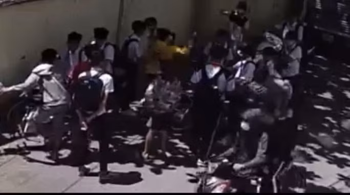Lai xuat hien clip hoc sinh lop 8 bi danh hoi dong khi vua tan truong