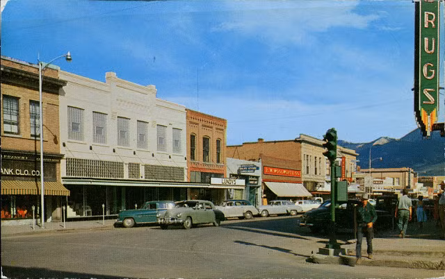 Những tòa nhà nhiều màu sắc ở Livingston, Montana trở nên nổi bật cả một con phố.