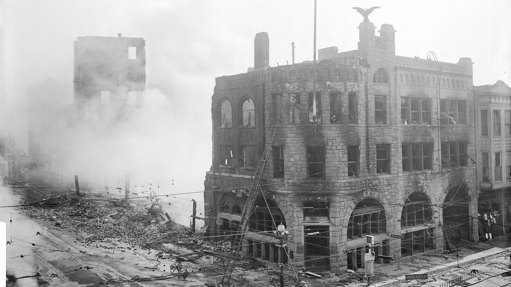 Vào 1h7' ngày 1/10/1910, một vụ đánh bom kinh hoàng xảy ra tại tòa nhà trụ sở tờ Los Angeles Times ở thành phố Los Angeles, Mỹ. Vụ nổ khiến trụ sở tòa nhà bị phá hủy nghiêm trọng.