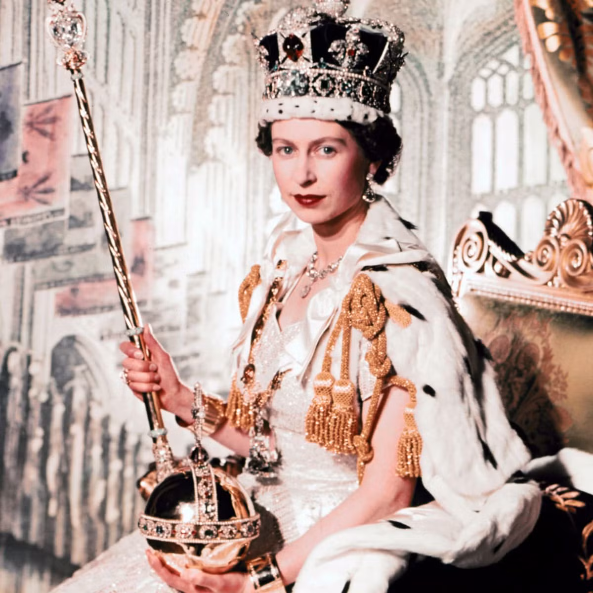 Trong số này, nổi tiếng là việc Nữ hoàng Elizabeth II từng tiết lộ về việc đội vương miện trong lễ đăng quang năm 1953.