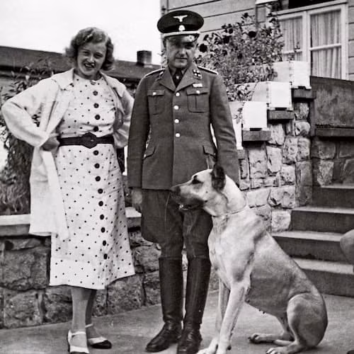 Cụ thể, "phù thủy" Ilse Koch không chỉ là một nữ cai ngục mà còn là vợ của Karl Koch - chỉ huy trại tập trung Buchenwald từ năm 1937 - 1941. Về sau, Karl Koch làm chỉ huy trại Majdanek từ năm 1941 - 1943.