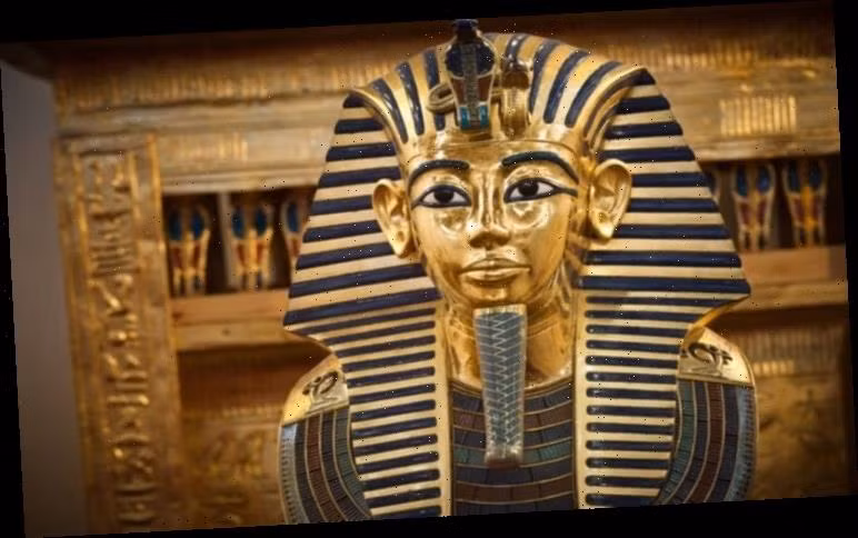 Theo các manh mối tìm thấy trong lăng mộ, xác ướp trong hầm mộ KV55 là Akhenaten - cha ruột của pharaoh Tutankhamun.