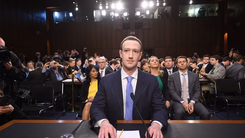 Tháng 6/2017, Facebook cán mốc 2 tỷ người dùng hàng tháng. Tháng 3/2018, Zuckerberg xếp thứ 5 trong Top 10 người giàu nhất thế giới với 71 tỷ USD, theo thống kê của Forbes. Tuy nhiên, cũng trong năm này, vụ bê bối thông tin Cambridge Analytica vỡ lở, tiết lộ hãng phân tích dữ liệu này đã thu thập dữ liệu từ hàng chục triệu người dùng Facebook một cách bất chính. Vì chuyện này mà vào tháng 4/2018, Zuckerberg phải đứng trước Quốc hội Mỹ để điều trần.