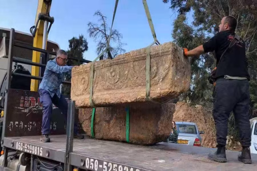 Trong khi đó, vòng hoa trên quan tài được trang trí theo kiểu truyền thống. Giữa các vòng hoa là khoảng trống hình bầu dục. Các nhà khảo cổ suy đoán người xưa dự định chạm khắc thêm họa tiết chùm nho nhưng vì một lý do nào đó mà không thể hoàn thành.