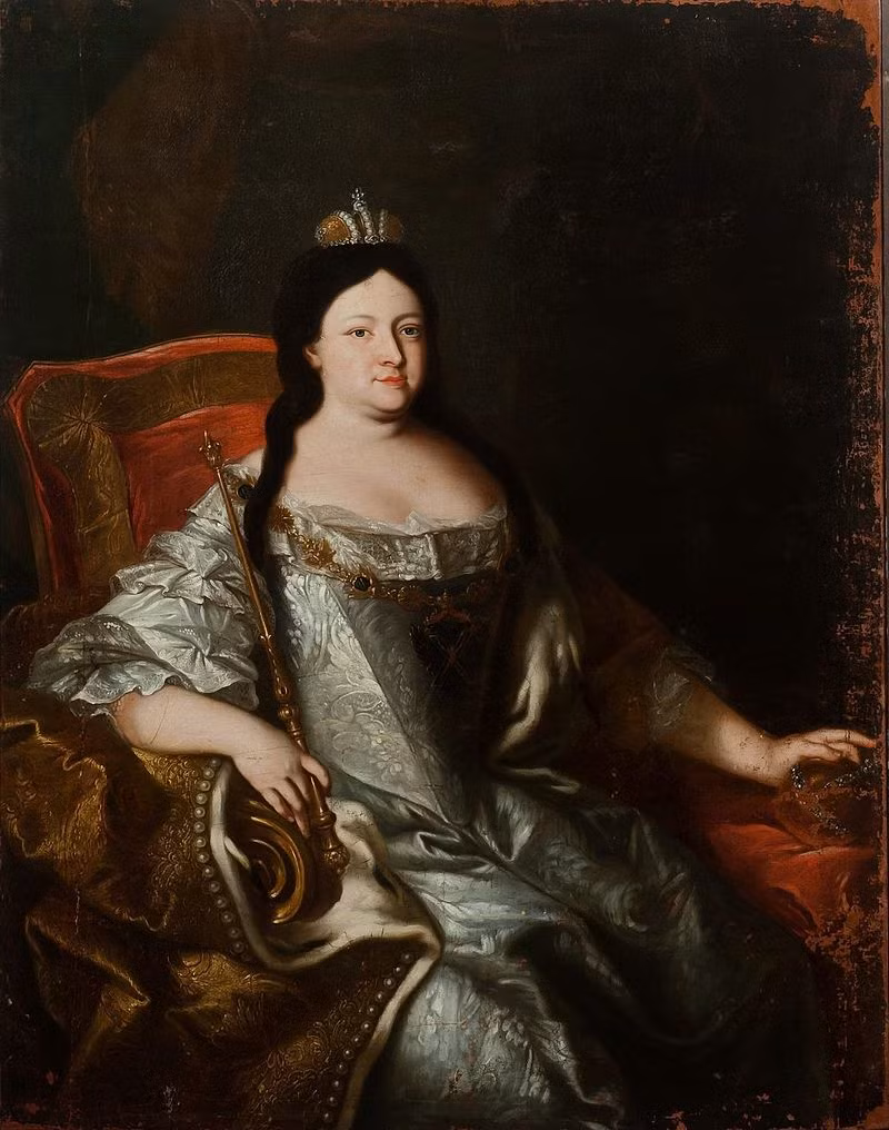 Trước khi trở thành Nữ hoàng Nga, Anna Ivanovna kết hôn với Frederick William - công tước xứ Courland vào năm 1710. Thế nhưng, không lâu sau khi tổ chức đám cưới, chồng của Anna Ivanovna qua đời. Theo đó, bà trở thành góa phụ khi 17 tuổi và phải sống cô đơn ở nơi đất khách quê người.