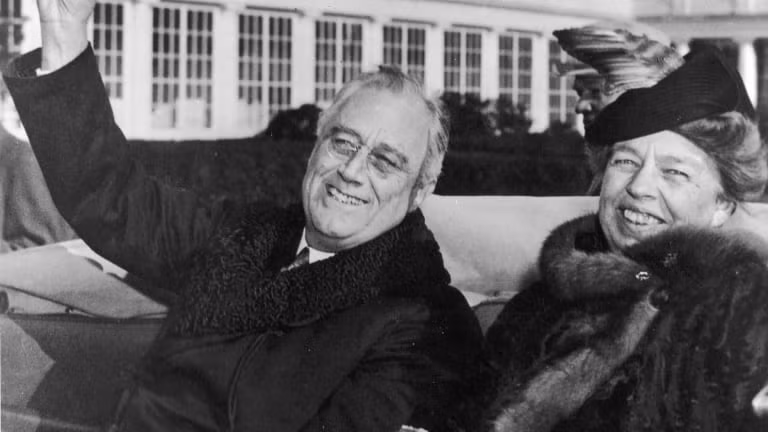 Eleanor Roosevelt kết hôn với Franklin Roosevelt vào năm 1905. Khi chồng đắc cử Tổng thống Mỹ năm 1933, bà trở thành đệ nhất phu nhân. Không chỉ 1 nhiệm kỳ, ông Roosevelt đắc cử 3 nhiệm kỳ Tổng thống liên tiếp nên bà Eleanor là nữ chủ nhân Nhà Trắng từ năm 1933 - 1945.