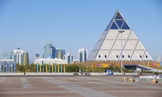 Kim tự tháp được xây dựng ở Astana từ năm 2004 - 2006. Chi phí thi công công trình đồ sộ này vào khoảng 58 triệu USD.