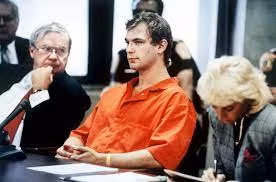 Sau khi gây án, tên sát nhân hàng hoạt Dahmer còn có hành vi biến thái là xâm phạm thi thể, phân xác thành nhiều mảnh và dùng hóa chất để tiêu hủy chứng cứ phạm tội.