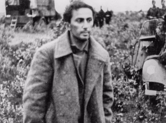 Khi biết tin cháu trai Leo bị Liên Xô bắt giữ, Hitler đề nghị hai bên trao đổi tù binh. Nhà độc tài Đức quốc xã muốn đổi Yakov Dzhugashvili (trong ảnh) - con trai của Joseph Stalin - bị quân Đức bắt giữ từ tháng 7/1941 để lấy người cháu trai Leo.
