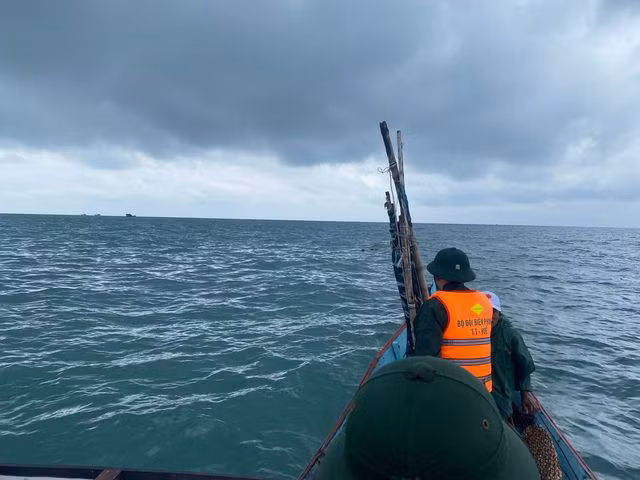  Phát hiện thi thể người đàn ông trôi dạt trên biển: Chiều 7/9, ông Trần Đình Vui - Bí thư thị trấn Lăng Cô, huyện Phú Lộc (Thừa Thiên Huế) cho biết, địa phương đang thông báo tìm người thân nạn nhân không rõ danh tính được phát hiện trôi dạt trên biển vào sáng cùng ngày gần khu vực đảo Sơn Chà. Theo UBND thị trấn Lăng Cô, thi thể có đặc điểm nhận dạng là nam từ 45 đến 50 tuổi, cao khoảng 1,7m, mặc quần đùi màu xanh đen có sọc đỏ trắng 2 bên, không mặc áo. 