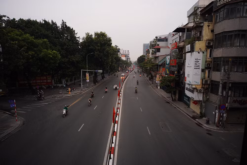 Phố Tây Sơn vắng người.