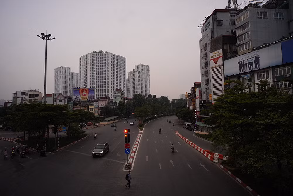 Hà Nội trời tối sầm, phố phường vắng lặng trong ngày đầu nghỉ lễ Ha Noi troi toi sam, pho phuong vang lang trong ngay dau nghi le