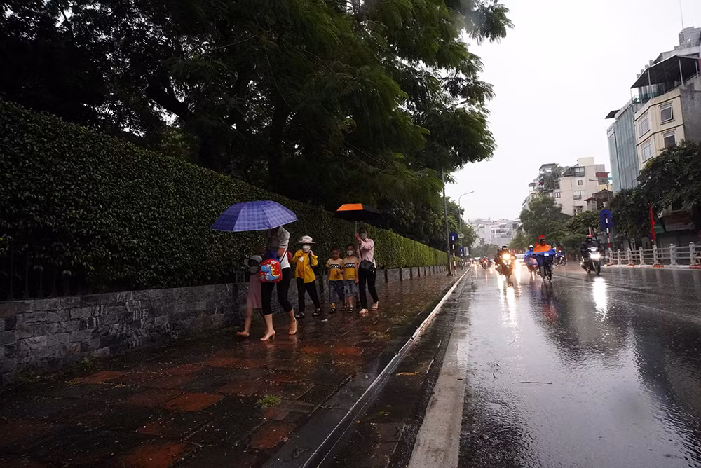 Phố Tôn Đức Thắng các cháu nhỏ được gia đình cho đi chơi Văn Miếu Quốc Tử Giám.