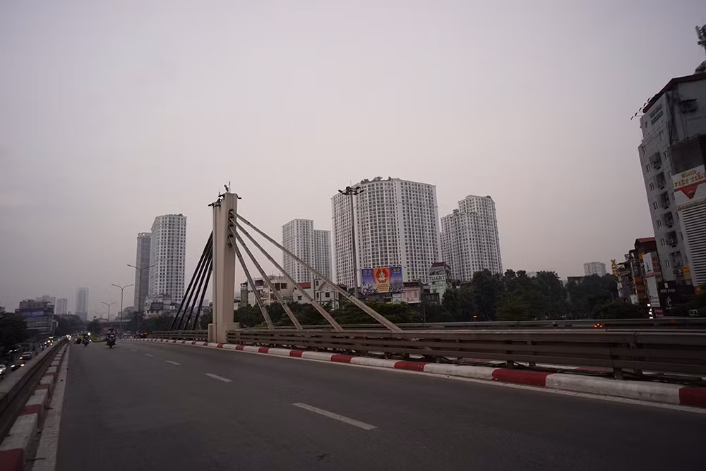 Cầu vượt Ngã Tư Sở thưa thớt người qua lại.
