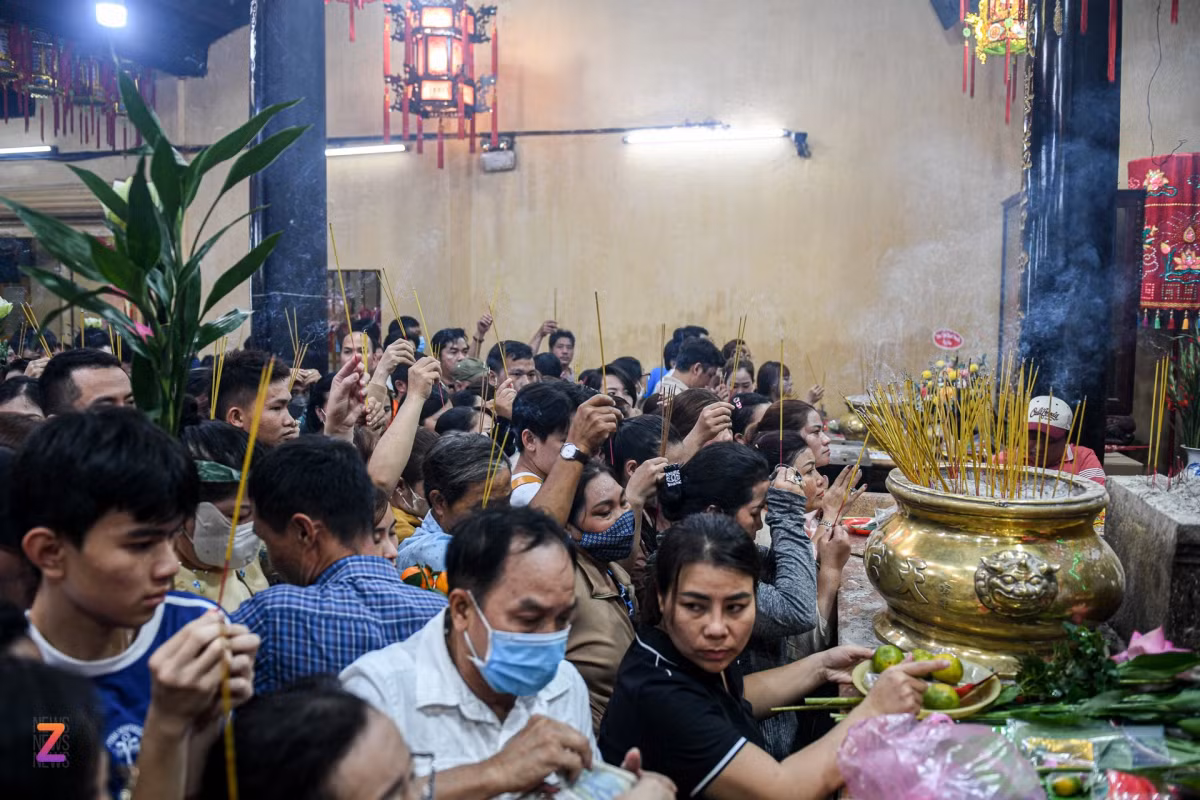 Cảnh chen lấn diễn ra trong khu vực chánh điện. Lực lượng nhân viên liên tục phát loa để cảnh báo người dân cẩn trọng trước vấn nạn kẻ xấu trà trộn móc túi.