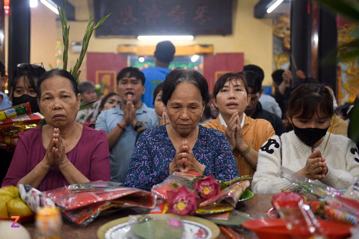 Theo ông Trần Vĩnh An, đại diện Ban quản trị miếu Bà Thiên Hậu, từ mùng 1 Tết đến nay, miếu Bà đón khoảng 90.000 lượt khách, không đông bằng năm ngoái nhưng đảm bảo an toàn, trật tự và không khí tôn nghiêm.