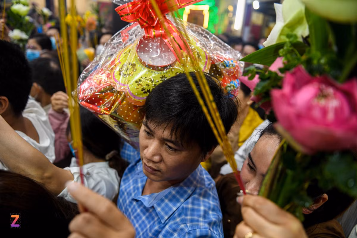 Sau khi làm lễ tại khu vực chánh điện, dòng người đổ ra khu vực lấy lộc với mong muốn được Bà Thiên Hậu ban phúc, tài lộc cho một năm mới nhiều thuận lợi.