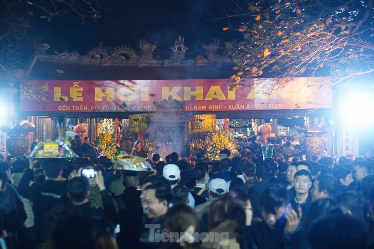 Lễ Khai ấn đền Trần kết thúc sau khi hoàn thành các ghi lễ quan trọng như lễ dâng hương, nghi lễ rước Kiệu ấn từ Đền Cố Trạch sang Đền Thiên Trường và nghi lễ Khai ấn. Lễ Khai ấn kết thúc vào khoảng 23h30 đêm 11/2 (ngày 14 tháng Giêng).