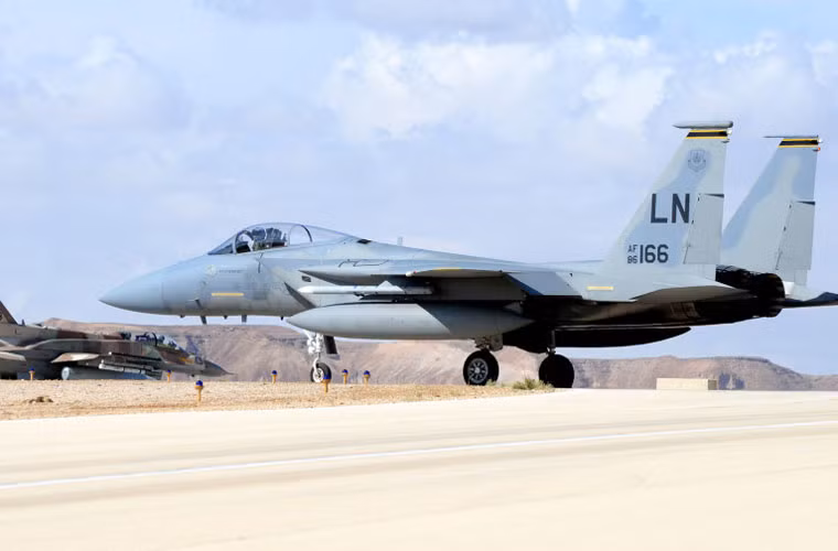 6 chiếc F-15C của Không quân Mỹ được triển khai từ căn cứ RAF Lakenheath, Anh Quốc.