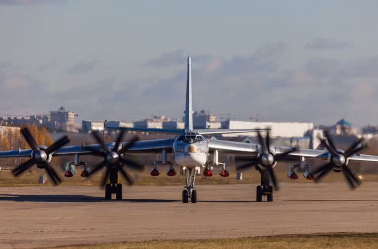 Hình ảnh máy bay Tu-95MS mang tên lửa được cho là chụp tại một sân bay ở ngoại vi Moscow.