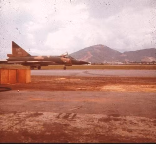 Tương tự như F-102, F-104 ra đời để đánh chặn máy bay ném bom chiến lược của Liên Xô ở độ cao lớn nhưng rồi lại thực hiện nhiệm vụ chính là ném bom tấn công mục tiêu mặt đất ở Chiến trường Việt Nam. Tuy nhiên với khả năng mang vũ khí quá kém và độ cơ động cũng kém tương đương, F-104 đã có màn thể hiện không thể chán hơn khi tham chiến ở Đông Dương. Nguồn ảnh: History.