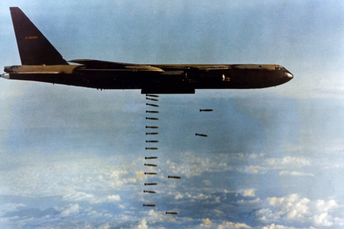 Mỗi chiếc B-52 có thể mang được tới 30 tấn bom các loại, nhiều gấp hàng chục lần so với các loại máy bay dòng B kể trên. Đây cũng là loại máy bay mang được nhiều bom nhất mà Mỹ sử dụng trong Chiến tranh Việt Nam. Nguồn ảnh: Vietnamconflict.