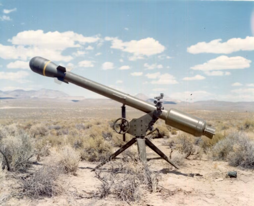 M28/M29 Davy Crockett là một trong những loại vũ khí hạt nhân chiến thuật của Mỹ. Đây là loại pháo không giật bắn ra đầu đạn hạt nhân có sưc snoro tương đương từ 10 tới 20 tấn TNT.
