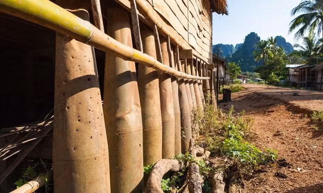 Xây nhà trên bom Mỹ. Nguồn ảnh: Baomoi.